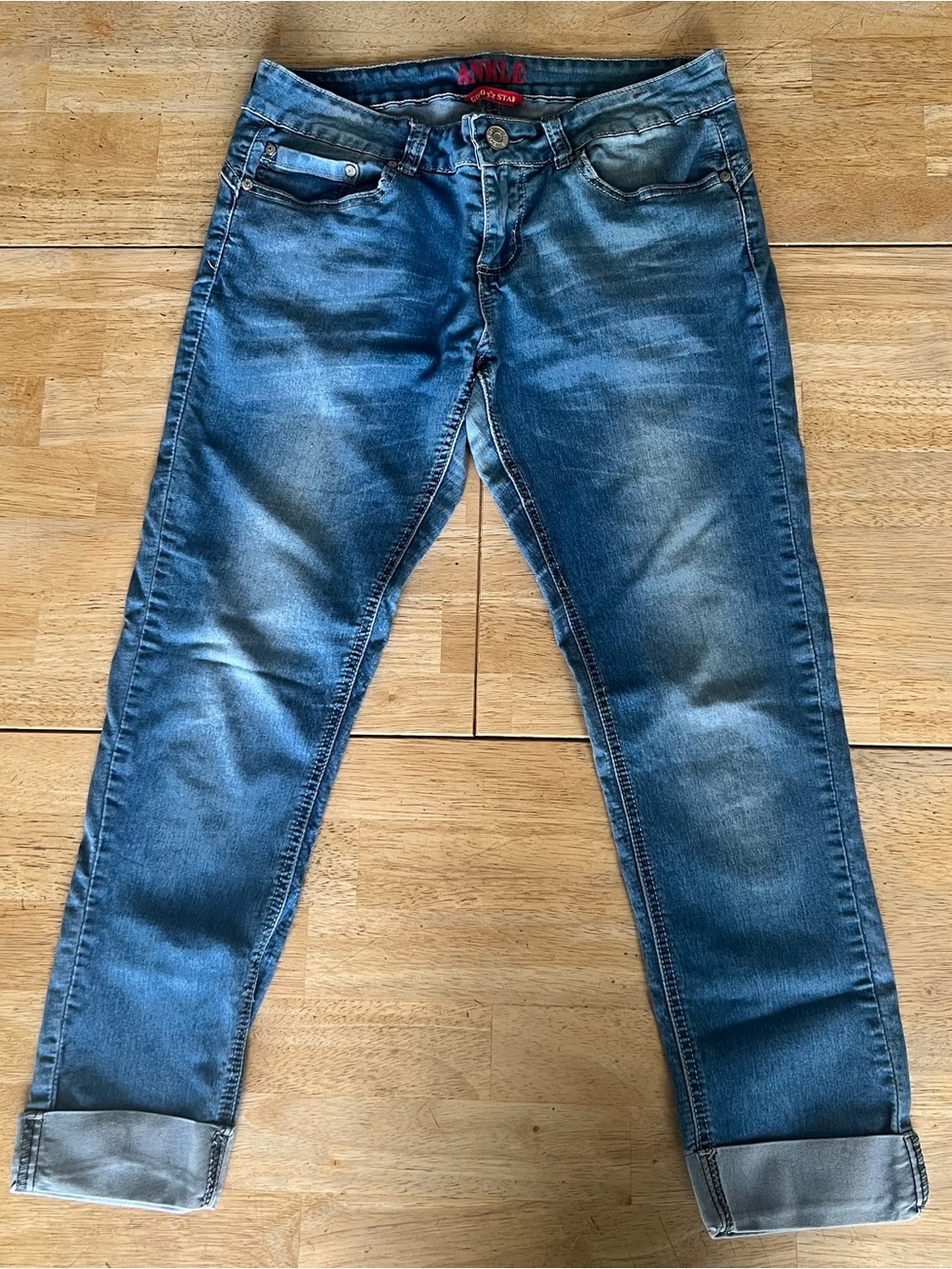 Womenβs GoGo Cropped Jeans ~ Size 9